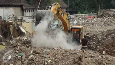 Alat berat dikerahkan untuk menyelesaikan proyek pembangunan Penampungan Sementara Pedagang Pasar Rumput, Jakarta, Selasa (19/4) Ditargetkan, Pembangunan TPS rampung Juni mendatang. (Liputan6.com/ Gempur M Surya)