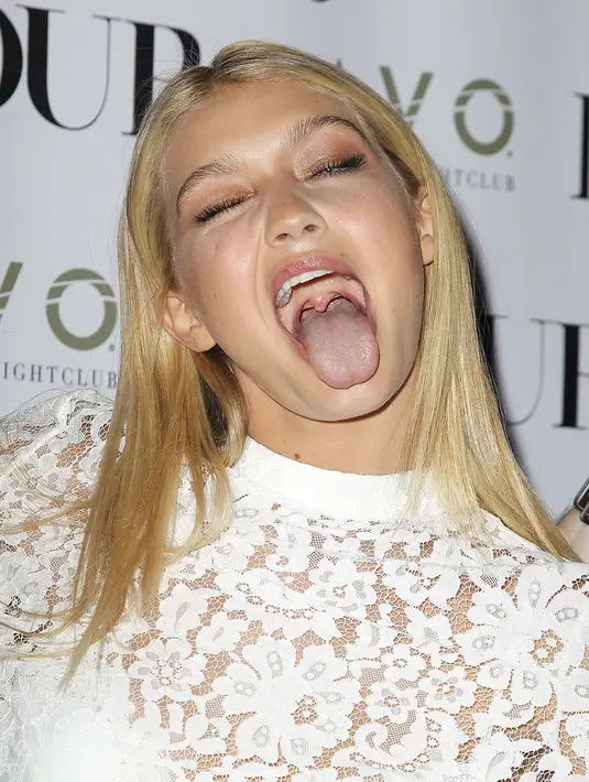 Mmm.. nggak kalah dengan adiknya. Gigi Hadid juga bisa bertingkah seperti ini. (AMANDA SCHWAB/STARPIX/REX/SHUTTE/HollywoodLife)