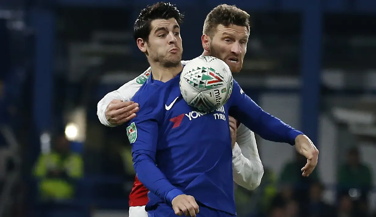 Pemain Chelsea, Alvaro Morata (kiri) berebut bola dengan bek Arsenal, Shkodran Mustafi pada laga leg pertama semifinal Piala Liga Inggris di Stamford Bridge, London, (10/01/2018). (AFP/Ian Kington)