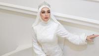 5 Potret Celine Evangelista Bak Pengantin Dibalut Busana Putih, Hadiri FFWI 2025