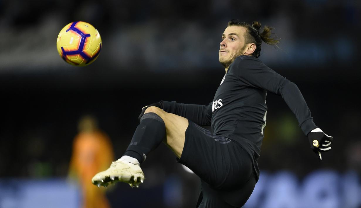 Penyerang Real Madrid, Gareth Bale tampil superior kontra Celta Vigo pada laga lanjutan pekan ke-12 La Liga 2018/19, Senin (12/11) yang berlangsung di stadion Balaidos, Spanyol. Real Madrid menang 4-2. (AFP/Miguel Riopa)