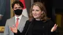 Perdana Menteri Kanada, Justin Trudeau menyimak saat Wakil PM dan Menteri Keuangan Chrystia Freeland saat konferensi pers di Parliament Hill, Ottawa, Selasa (18/8/2020). PM Trudeau mengangkat Chrystia Freeland sebagai menteri keuangan perempuan pertama Kanada. (Adrian Wyld/The Canadian Press via AP)