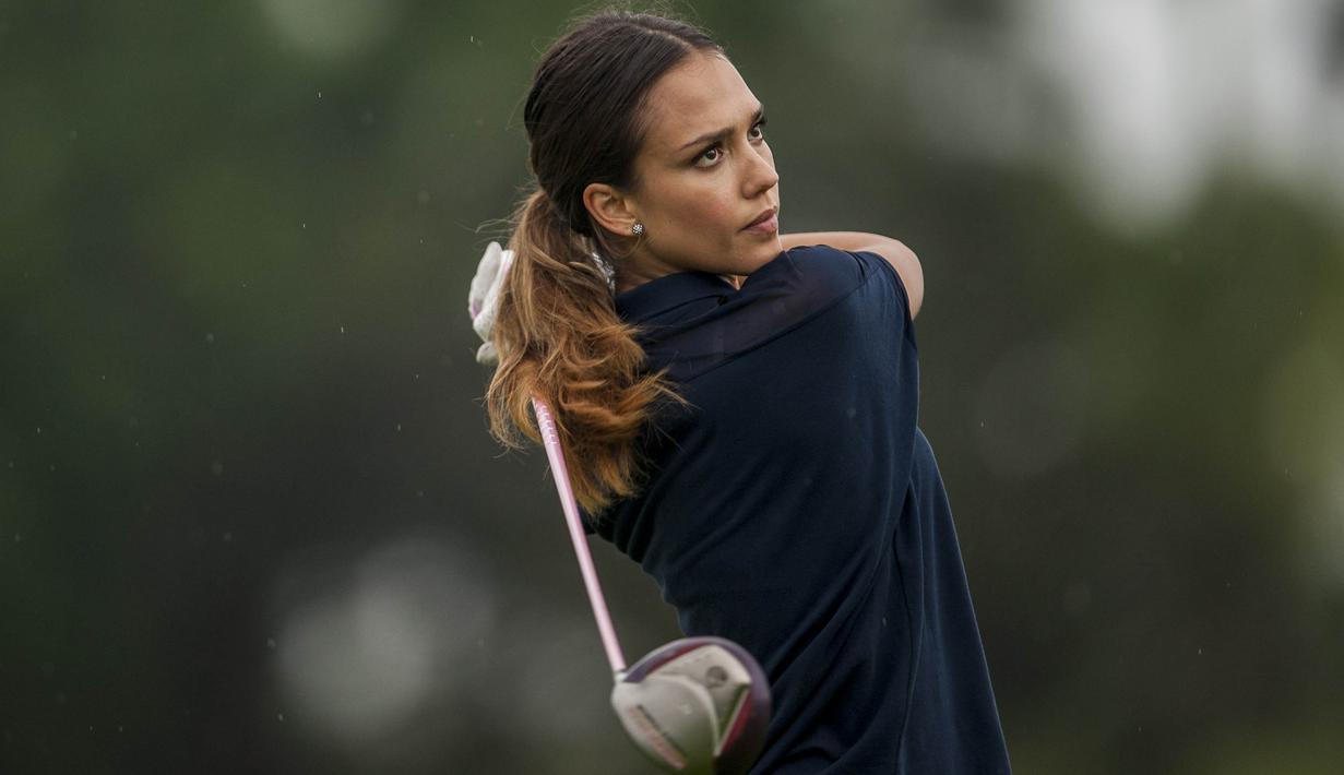 5. Jessica Alba - Di balik tubuhnya yang selalu fit, aktris cantik ini ternyata rutin berolahraga golf untuk menjaga kondisi. Hobi bermain golf rupanya merupakan kebiasaan yang sudah diturunkan oleh sang ayah sejak kecil. (AFP/Xaume Olleros)