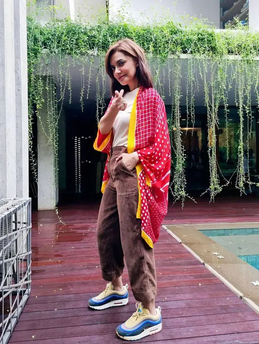 Outer batik perpaduan warna fuchsia dan kuning sangat kekinian untuk digunakan ketika sedang hang out. (instagram/najwashihab)