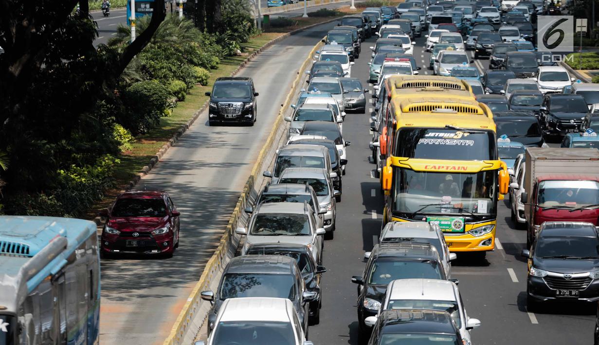 <p>Suasana lalu lintas kendaraan di kawasan Jalan Jenderal Sudirman, Jakarta, Rabu (31/7/2019). Gubernur Anies Baswedan menyampaikan sistem pembatasan kendaraan berdasarkan nomor polisi ganjil dan genap menjadi salah satu rencana Pemprov DKI mengatasi polusi udara di Jakarta. (Liputan6.com/Faizal Fanan</p>