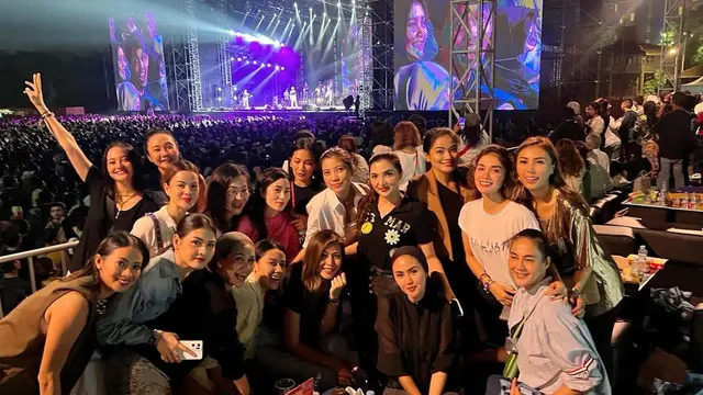 Beberapa personil Geng Cendol nonton konser Sheila on 7 (Instagram/titi_kamal)
