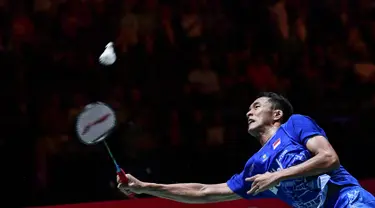 Pebulu tangkis Indonesia Jonatan Christie mengembalikan kok saat bertanding melawan wakil India Sai Praneeth Bhamidipati dalam perempat final tunggal putra Kejuaraan Dunia Bulu Tangkis 2019 di St Jakobshalle, Basel, Swiss, Jumat (23/8/2019). Jonatan takluk dua gim langsung. (FABRICE COFFRINI/AFP)