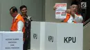 Tahanan KPK dalam kasus penerima suap dari mantan Gubernur Sumut Gatot Pujo Nugroho, Enda Mora Lubis menunjukan surat suara sebelum mencoblosnya di TPS 012 Guntur, Jakarta Selatan, Rabu (17/4). Sebanyak 63 tahanan KPK hari ini ikut menyalurkan hak pilihnya. (merdeka.com/Dwi Narwoko)