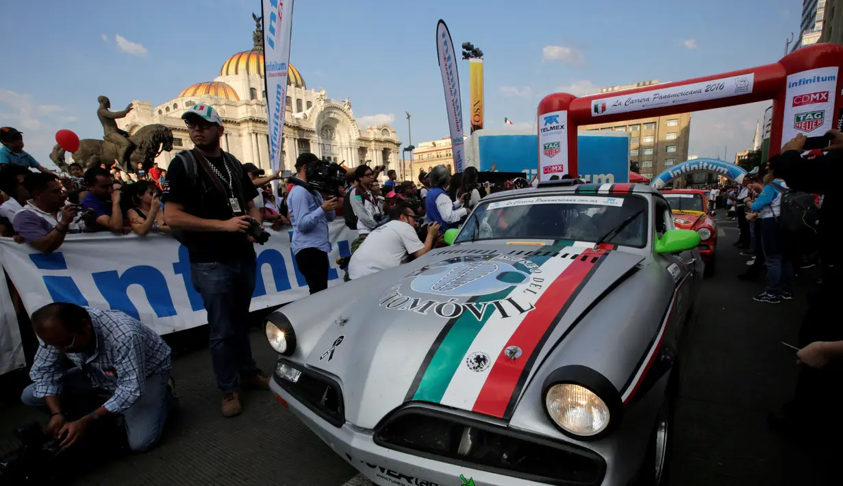 Seorang peserta mengendarai Studebaker Champion keluaran 1953 saat mengikuti acara Carrera Panamericana di Meksiko, Sabtu (15/10). Carrera Panamericana adalah perlombaan mobil antik yang digelar di Meksiko selama 7 hari. (REUTERS / Henry Romero) 
