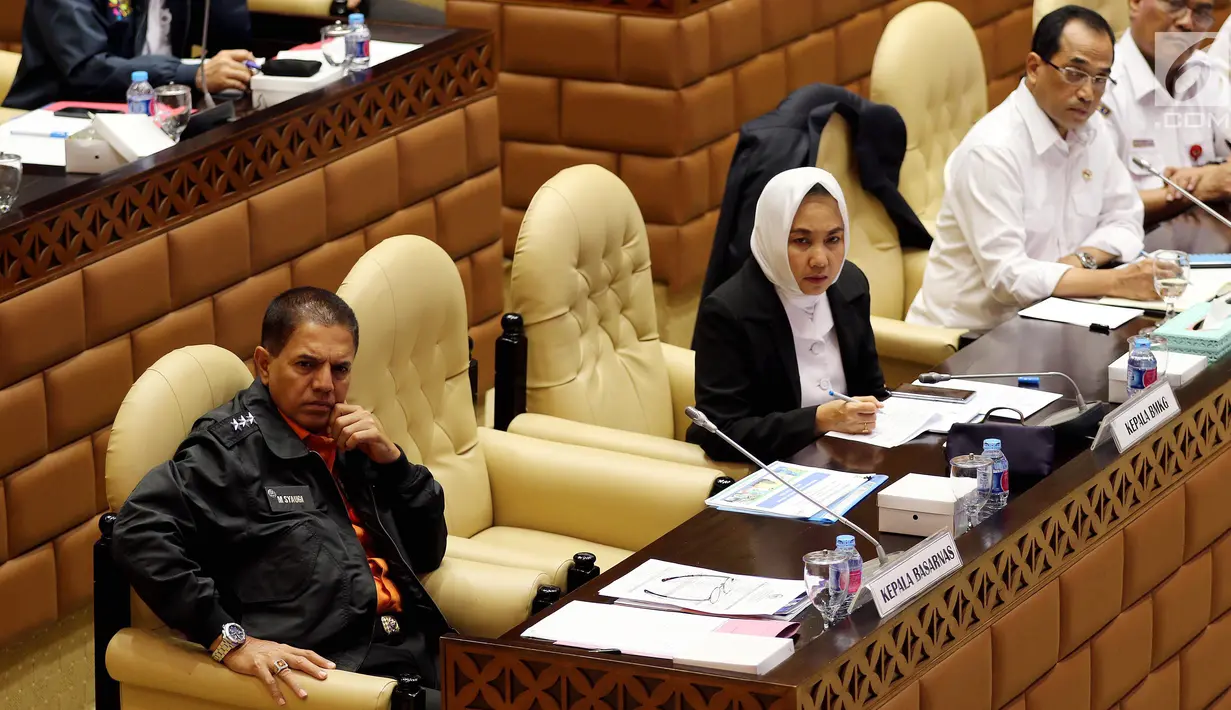 Menteri Perhubungan Budi Karya Sumadi bersama Kepala Basarnas M Syaugi dan Kepala BMKG Dwikorita Karnawati saat rapat kerja (raker) dengan Komisi V DPR di Kompleks Parlemen, Senayan, Jakarta, Kamis (22/11). (Liputan6.com/JohanTallo)