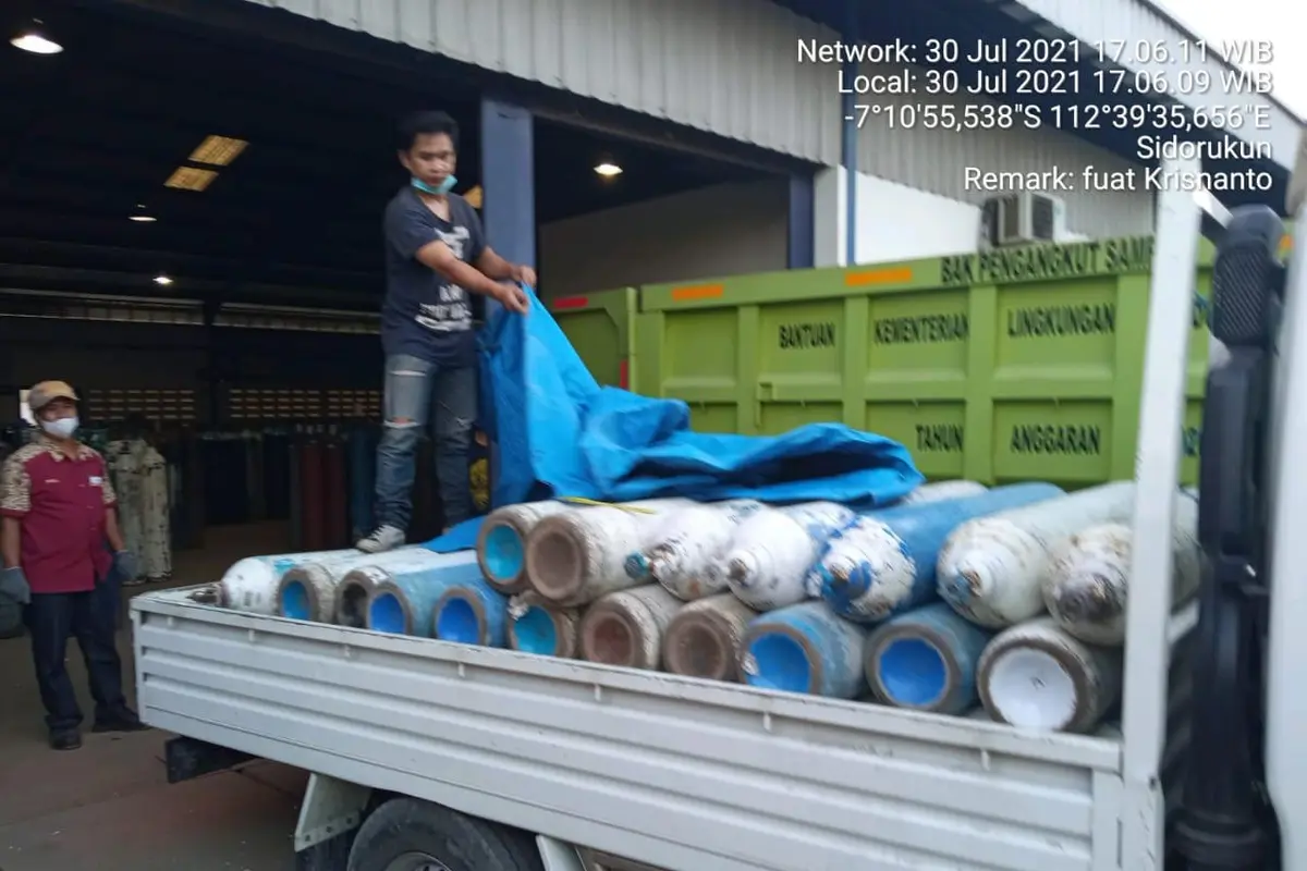 Tabung oksigen donasi Kagama Jatim dibagikan ke rumah sakit. (Dian Kurniawan/Liputan6.com)