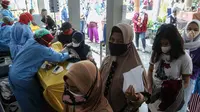 Warga mengantre untuk menerima vaksin Pfizer dosis pertama di Kecamatan Beji, Depok,Rabu (1/9/2021). Vaksinasi akan berlangsung selama lima hari, mulai 1 September hingga 5 September 2021. (Liputan6.com/Johan Tallo)