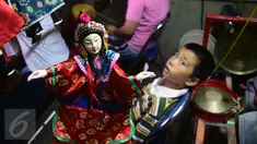 Wayang Potehi diperlihatkan sebelum pertunjukkan di Kawasan Pecinan Semarang saat acara pekan Pasar Semawis 2016, Jumat (5/2/2016). Wayang Potehi adalah salah satu kebudayaan Tiongkok yang diminati menjelang Imlek. (Foto:Gholib)