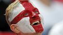 Fans Inggris tersenyum saat mendukung timya melawan Slovakia pada laga grup F kualifikasi Piala Dunia 2018 di Wembley stadium, London, (4/9/2017). Inggris menang 2-1. (AP/Kirsty Wigglesworth)