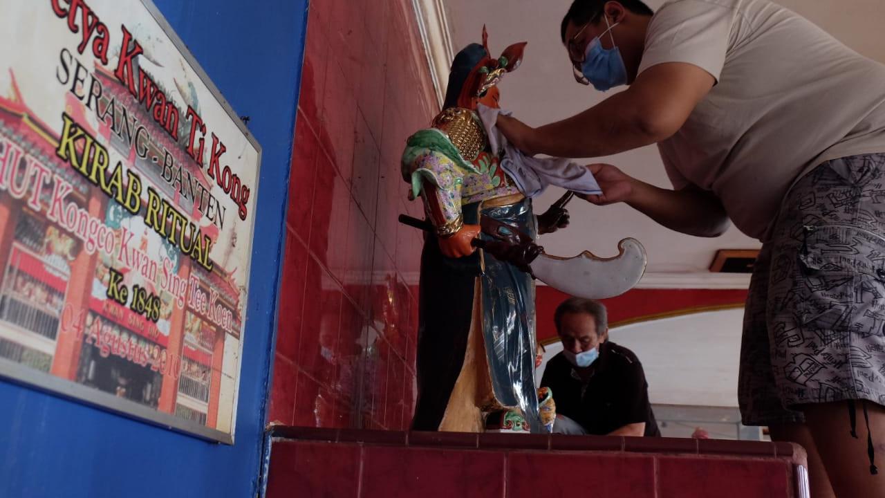 Umat Budha Di Kota Serang, Banten, Membersihkan Patung Dewa Jelang Perayaan Imlek 2572. (Selasa, 02/02/2021). (Liputan6.com/Yandhi Deslatama).