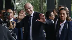 Presiden PSSI, Gianni Infantino tiba di Kantor PSSI pada Senin (18/10/202). Ia sebelumnya bertemu dengan Presiden Joko Widodo di Istana Merdeka. (Bola.com/M Iqbal Ichsan)