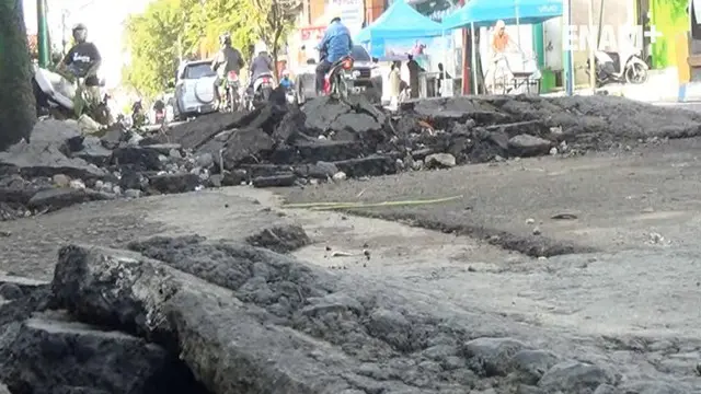 Saat banjir surut, beberapa ruas jalan di Kabupaten Sampang, Madura mengalami kerusakan. 