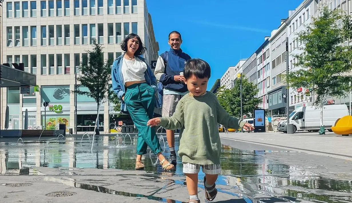 Wanita asal Denpasar, Bali ini memang terbilang aktif di media sosial. Momen saat ia bersama suami dan anak tercinta juga kerap dibagikan Westny DJ melalui media sosial.(Liputan6.com/IG/@westnydj)