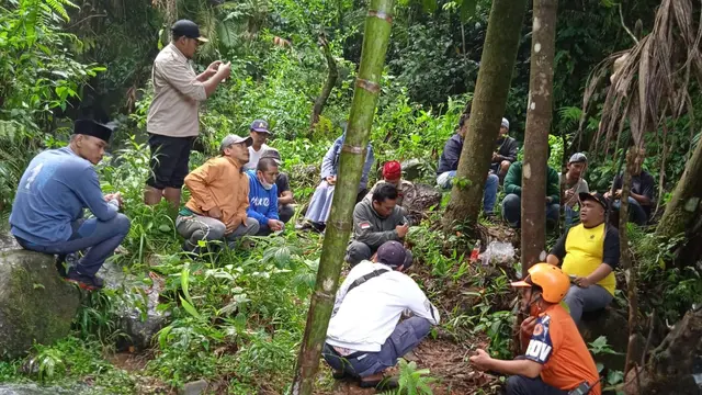 Tabur Bunga Keluarga Korban Terseret Air Bah Curug Kembar