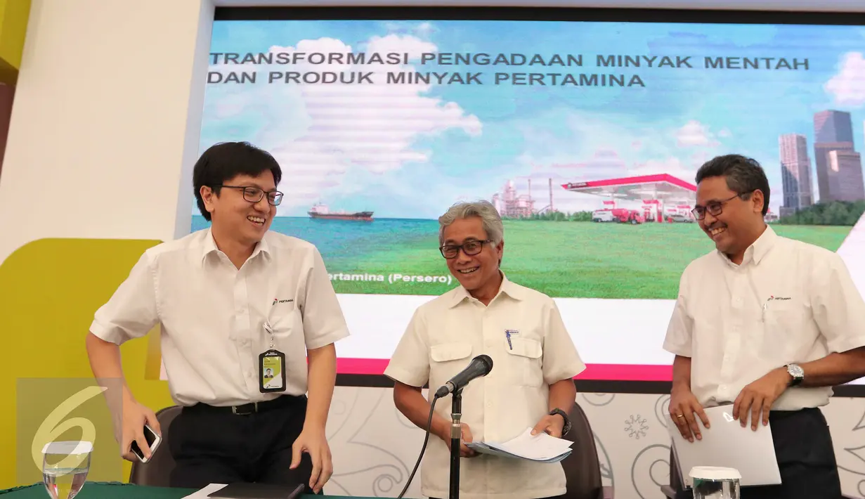 Dirut PT Pertamina, Dwi Soetjipto (tengah) saat preskon di Jakarta, Senin (4/4). PT Pertamina menyatakan seluruh Grup Petral yang terdiri atas Petral, PES, dan Zambesi seluruhnya sudah masuk ke dalam proses formal likuidasi. (Liputan6.com/AnggaYuniar)