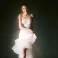 Mikha Tambayong memakai dress dua potong sebagai gaun pengantin di resepsi ke-2. [@venemapictures]