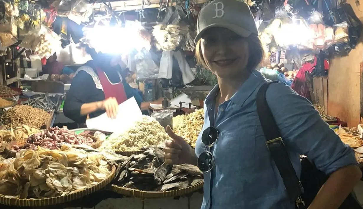 Penampilan Tamara Bleszynski saat pergi ke pasar juga tak lepas dari sorotan netizen. Pasalnya, dirinya tetap terlihat stylish dalam busana kasual. (Liputan6.com/IG/@tamarableszynskiofficial)