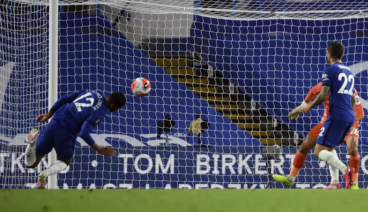 Pemain Chelsea Ruben Loftus-Cheek (kiri) gagal mencetak gol ke gawang Watford pada pertandingan Premier League di Stadion Stamford Bridge, London, Inggris, Sabtu (4/7/2020). Chelsea menang 3-0 dan kembali menggeser Manchester United dari posisi empat klasemen. (Mike Hewitt/Pool via AP)