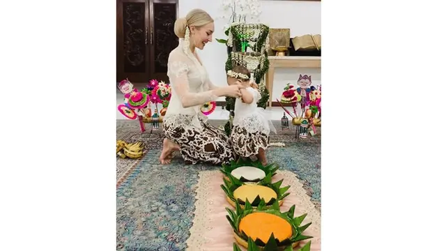 6 Pesona Varsha Strauss Istri Bule Panji Trihatmodjo saat Pakai Kebaya, Banjir Pujian