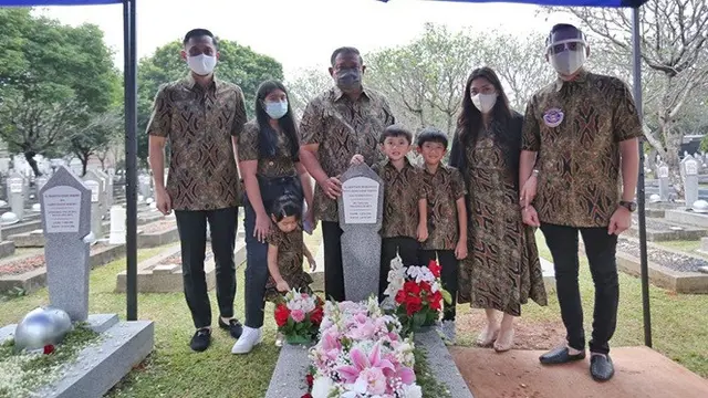 7 Momen Keluarga SBY Ziarah ke Makam Ani Yudhoyono di Hari Ulang Tahun Pernikahan