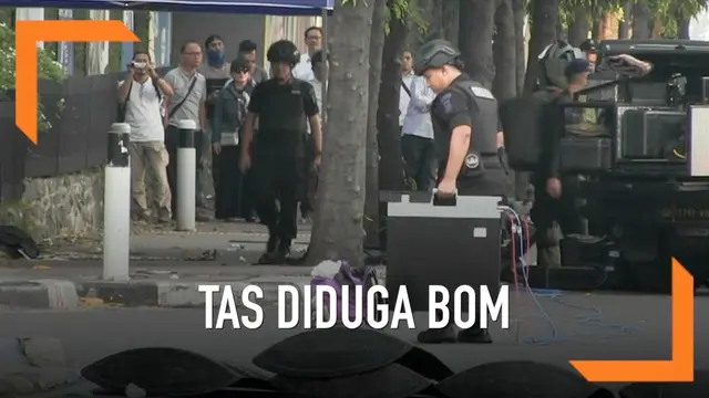 Sebuah tas berwarna ungu yang diduga berisi benda berbahaya ditemukan tergeletak di tengah massa unjuk rasa di depan Gedung Bawaslu RI di Jalan Thamrin, depan Halte Busway Sarinah, Jakarta Pusat, saat aksi unjuk rasa tengah berlangsung.