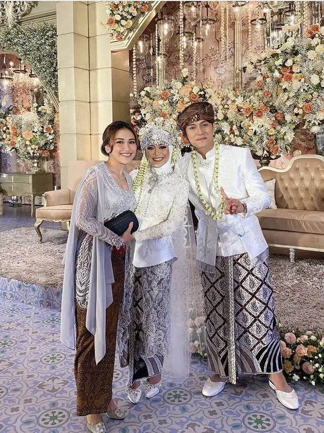 Hadir di Pernikahan Lesti-Billar, Ayu Ting Ting Tampil Kenakan Kebaya Kutu Baru/dok. Instagram @ayutingting92