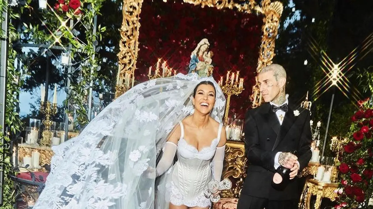 Gaya 8 Seleb di Nikahan Kourtney Kardashian dan Travis Barker, Kim Kardashian Tampil Bergaya Gothic