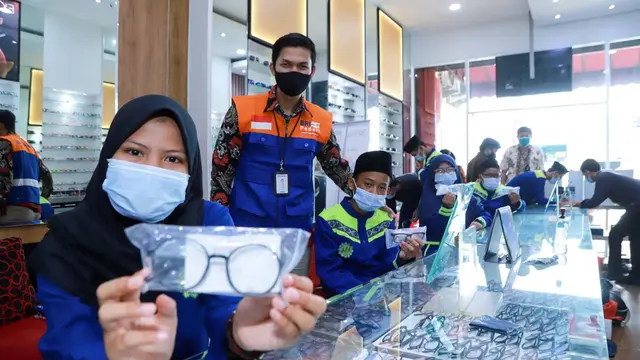Bantuan kacamata dari BRI melalui program "BRI Melihat Dunia."