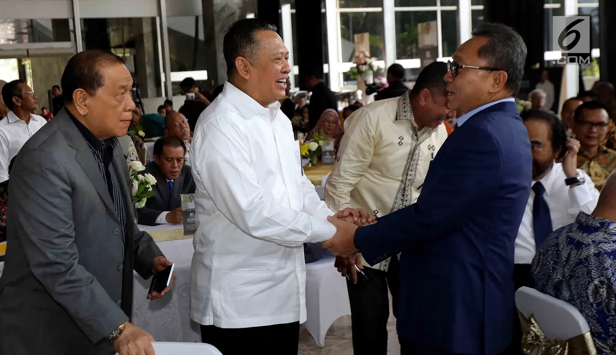 Ketua DPR Bambang Soesatyo bersalaman dengan Ketua MPR Zulkifli Hasan saat hadir dalam peluncuran buku Ketua  DPR, di gedung Nusantara, Kompleks Parlemen MPR/DPR-DPD, Senayan, Jakarta, Kamis (25/10). (Liputan6.com/Johan Tallo)