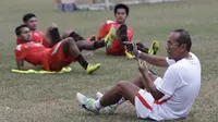 Bambang Nurdiansyah juga sempat menerima anugerah 22 legenda sepak bola Indonesia pada final Piala Indonesia 2007. (Bola.com/Vitalis Yogi Trisna)