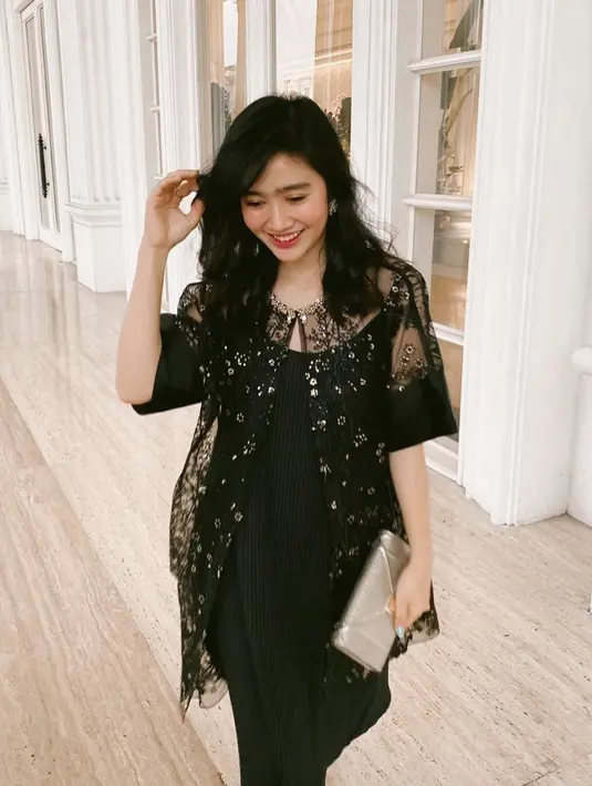 <p>Brokat hitam juga bisa membuatmu tampil elegan seperti Febby ini, @febbyrastanty</p>