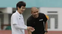 Asisten pelatih Timnas Indonesia, Gong Oh-kyun, berbincang dengan Nova Arianto saat sesi latihan di Stadion Wibawa Mukti, Cikarang, Senin (13/1/2020). Gong Oh-kyun dinyatakan postif terpapar virus corona. (Bola.com/M Iqbal Ichsan)