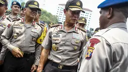  Kapolri Jenderal Pol Sutarman menyapa pasukannya yang ikut apel pengamanan pelantikan presiden dan wakil presiden di halaman Monumen Nasional, Jakarta, Jumat (17/10/2014) (Liputan6.com/Faizal Fanani)