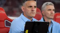 Pelatih Timnas Indonesia, John Herdman, memimpin anak asuhnya saat menghadapi Oman pada FIFA Matchday periode Juni 2026 di Stadion Utama Gelora Bung Karno, Jakarta. Berkat racikan Herdman, Tim Garuda menang 3-0 atas Oman. (Bola.com/Bagaskara Lazuardi)