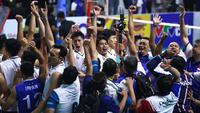 Selebrasi para pemain, pelatih dan ofisial Timnas bola voli putra Indonesia setelah menjadi juara putaran pertama SEA V League 2023 setelah mengalahkan Thailand 3-1 (21-25, 25-17, 25-23 dan 27-25) pada laga terakhir di Padepokan Voli Jenderal Polisi Kunarto, Sentul, Bogor, Minggu (23/07/2023). (Bola.com/Bagaskara Lazuardi)