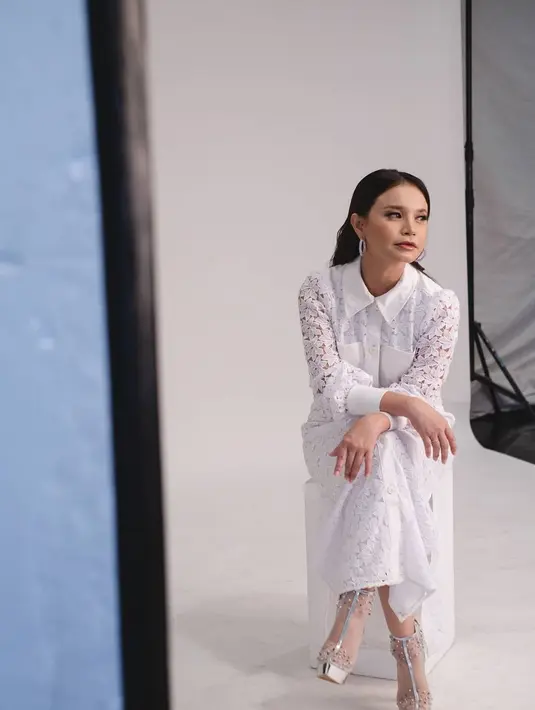 Pertama, Rossa menceritakan soal kekasihnya yang berbeda Agama kala itu. Laki-laki tersebut bernama Cencen, dari etnis Tionghoa. Cencen adalah kakak kelas Rossa, dimana saat itu Rossa masih di kelas satu dan Cencen kelas tiga. (Instagram/itsrossa)