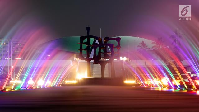 Pemandangan Indah Air Mancur Warna-warni Hiasi Gedung DPR