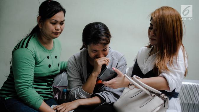 Asisten Roro Fitria, Hesti Valentina (tengah) menangis di Rumah Sakit Fatmawati, Jakarta, Senin (15/10). Ibunda Roro Fitria, Raden Retno Winingsih, meninggal pada usia 64 tahun dan rencananya akan diberangkatkan ke Yogyakarta. (Liputan6.com/Faizal Fanani)