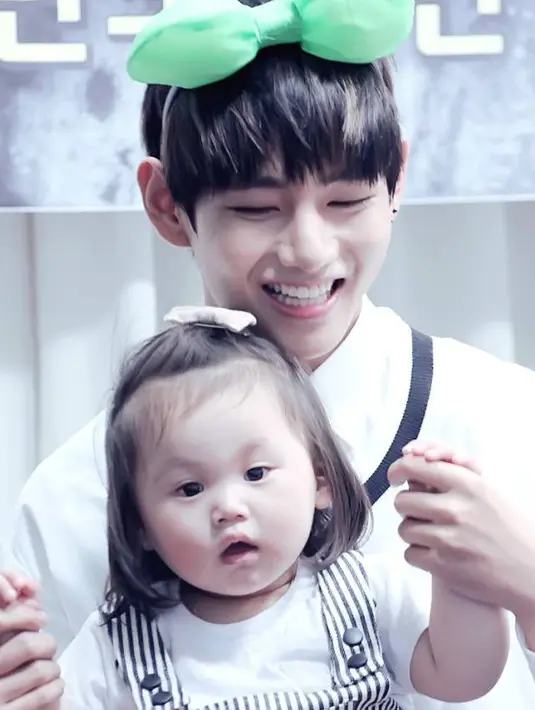 Tidak hanya ke cewek, V BTS juga bersikap manis pada anak kecil. (Foto: Koreaboo.com)