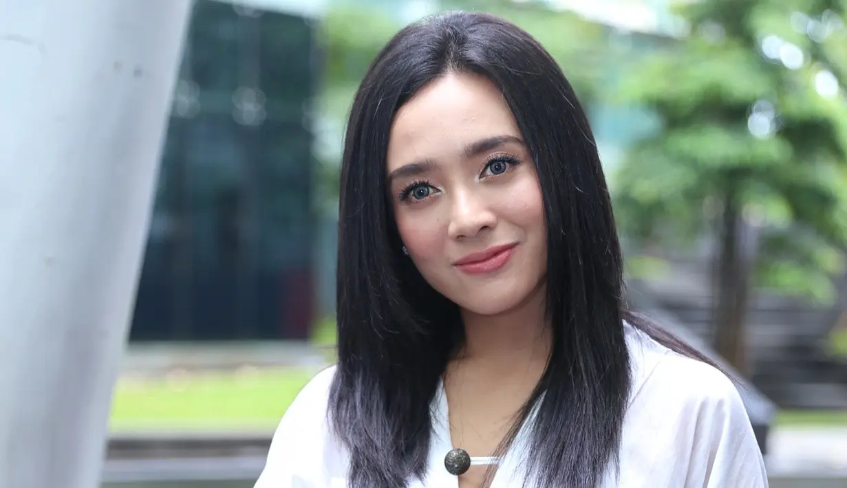 Delapan tahun sudah Dea Ananda menikah dengan seorang laki-laki yang berprofesi sebagai anak band, yakni Andi Ariel Harsya atau yang akrab disapa Ariel Nidji. Bisa ditebak bagaimana sibuknya sang suami. (Adrian Putra/Bintang.com)