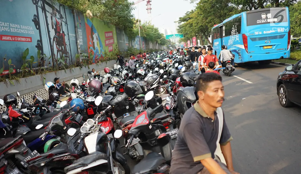 Sepeda motor memadati bahu jalan dan trotoar di sepanjang Jalan Gerbang Pemuda, Senayan, Jakarta, Rabu (10/7/2019). Adanya pertandingan sepak bola antara tim Persija Jakarta melawan Persib Bandung membuat sejumlah titik di kawasan Senayan menjadi lokasi parkir liar. (Liputan6.com/Immanuel Antonius)