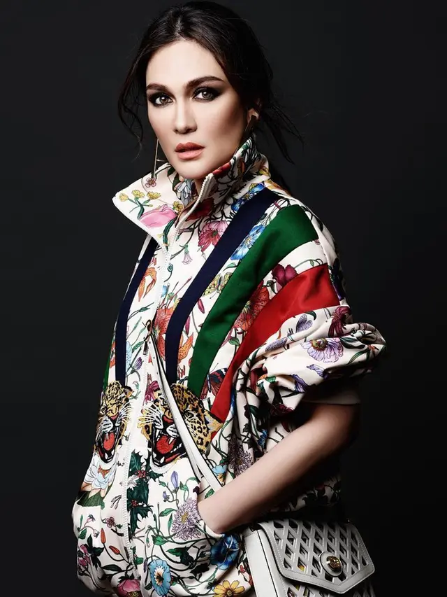 FOTO: Gaya Luna Maya dengan Makeup Tebal dalam Berbagai Pemotretan
