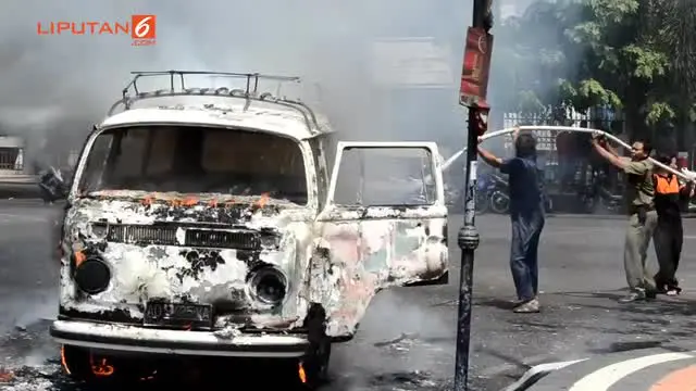 Mobil MInibus Terbakar