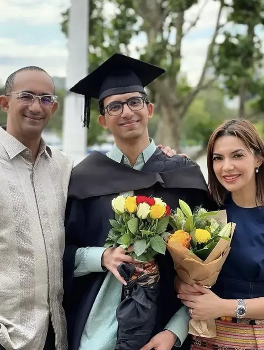 Najwa pun tampil sederhana namun elegan dengan atasan warna navy lengan 3/4. Tampak ia pun mengenakan jam tangan. @najwasihab