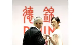 Model menampilkan kreasi busana Dejin dalam pertunjukan langsung secara daring (livestream show) China Fashion Week 2020/2021 AW Collection di Beijing, 3 Mei 2020. Kreasi Dejin dan Link Unique ditampilkan via livestreaming tanpa penonton di lokasi karena pandemi COVID-19. (Xinhua/Chen Jianli)